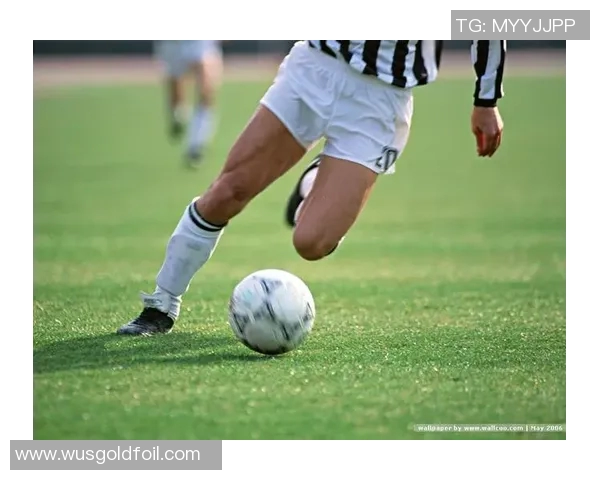 足球明星高清镭射照片展现运动魅力与激情瞬间的完美结合