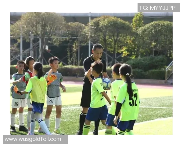 足球明星课堂上吃零食引发热议学生们的学习氛围受到怎样的影响