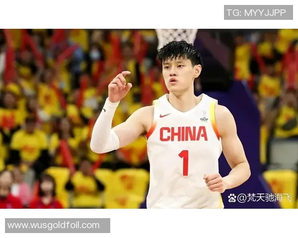 篮球明星在比赛中扣篮时意外被对手撞到现场观众惊呼连连引发热议